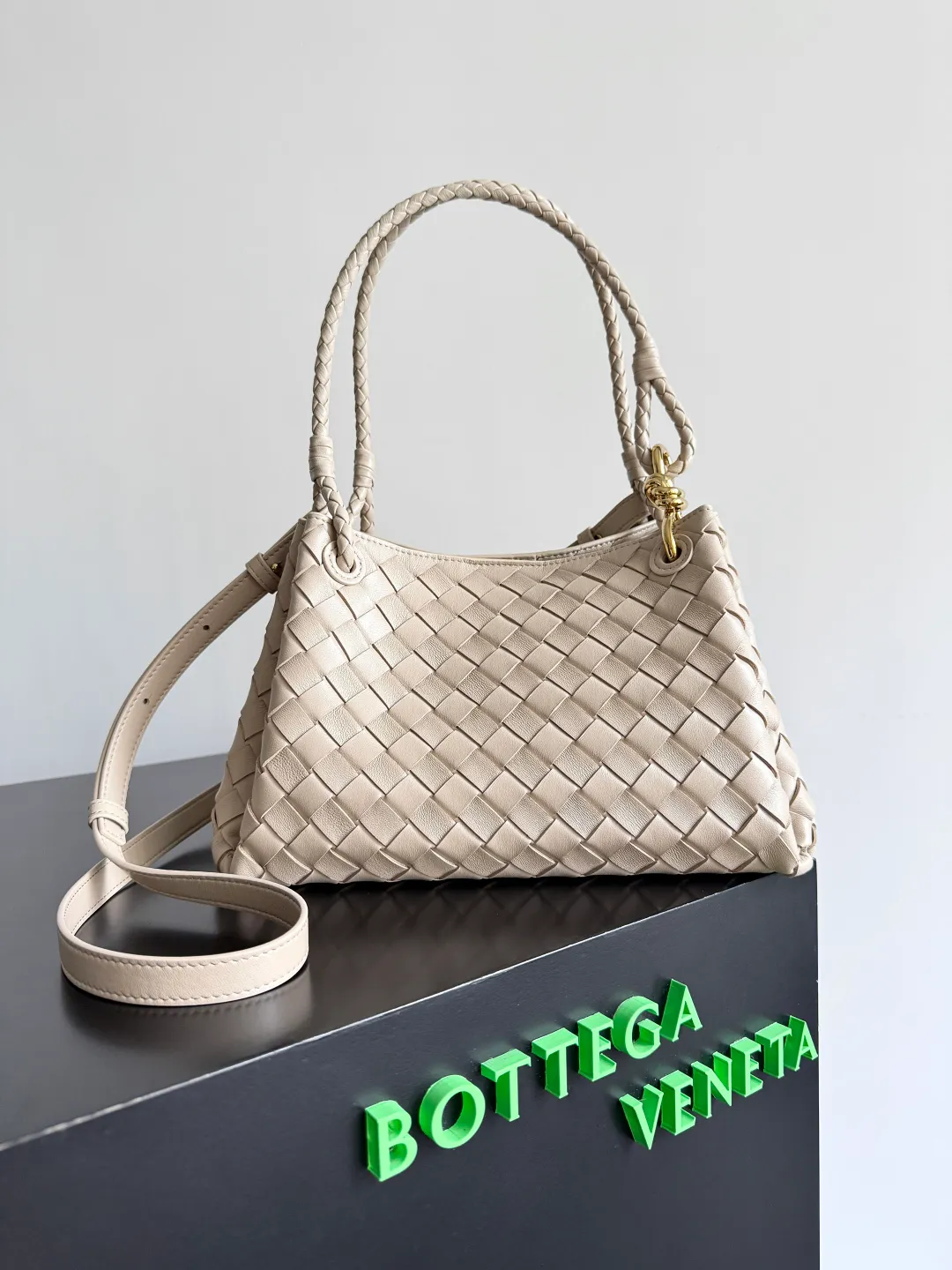 Batch 2060 BOTTEGA VENETA 2025 Autumn New Product Medium Parachuta The long-awaited new medium parachuta is here, with a unique appearance and iconic metal knots, and a whole piece of leather folds the four corners into a parachute shape! The exquisite Knot metal buckle is like putting jewelry on a bag. It is high-end and elegant. Its super capacity can hold all your things! The overall effect of this bag is very different from before. It is neither too delicate to provide a large capacity nor too bulky because of its practicality. It simply provides a perfectly suitable bag for casual and simple people👜 Style number: 835921 Size: 29.5*18.5*17.5cm